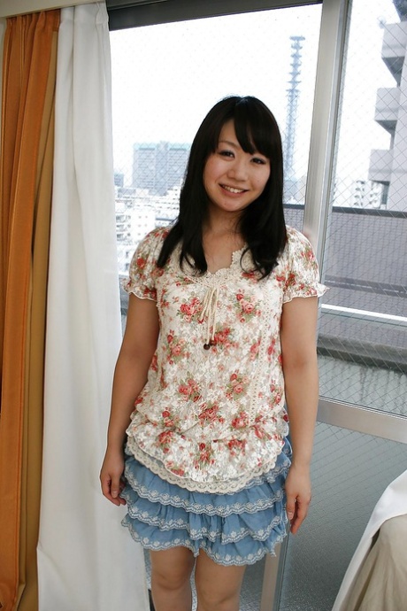 Azjatycka nastolatka Waka Moritani rozbiera się i eksponuje swoją cipkę w zbliżeniu