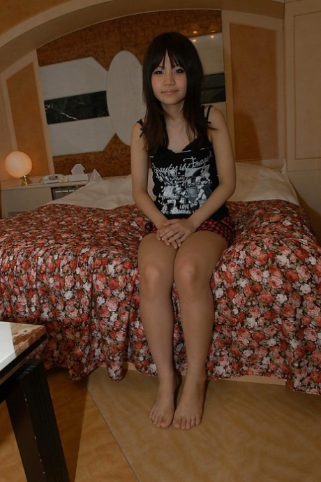 Asijská teenagerka Etsuko Hatanaka se svléká a odhaluje svou štěrbinu v detailním záběru