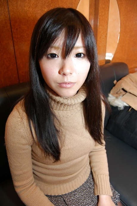 Mooie Aziatische tiener in panty Ami Nagashima kleedt zich uit en laat haar kutje vibreren