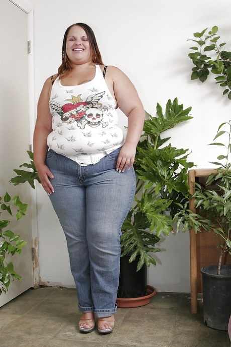 Smutsig latina SSBBW bombshell klär av sig och exponerar sin feta rumpa
