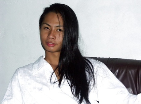 Fodfetich-elskende asiatisk ladyboy sætter sig godt til rette i en hvid skjorte