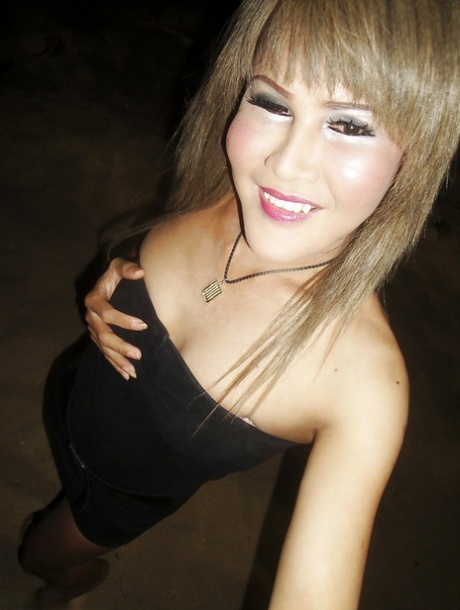 金发碧眼的泰国变性人Jeab在公共场合张开她性感的长腿