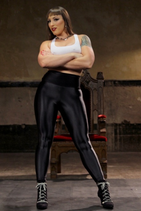 A dominadora musculada e curvilínea Mistress Kara faz flexões com umas leggings pretas de látex