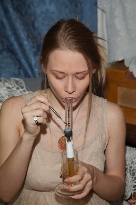 青少年女友Gloria Paquette吸食大麻并炫耀她可爱的胸部