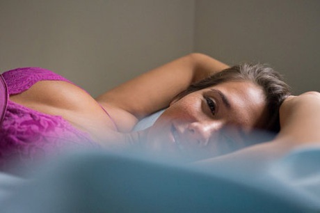 La belle Eva Lovia exhibe son corps sexy dans une culotte et un soutien-gorge sur son lit.