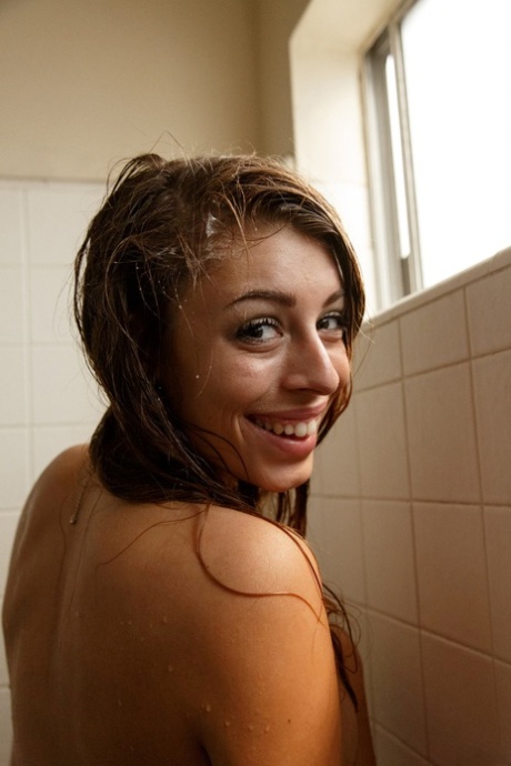 A boazona Gracie Thibble faz uma massagem aos seios no duche