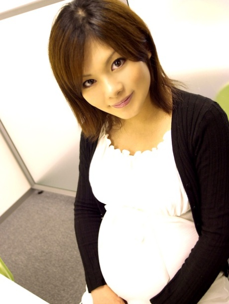 A bela japonesa grávida Yuri Mizukami tem a sua rata peluda fodida em POV