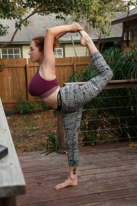 Kelsey Berneray, ein Teenager mit riesigen Brüsten, zieht ihren kurvigen Körper nach dem Yoga-Kurs an