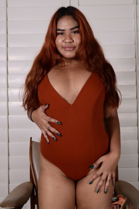 Tlouštík s malými prsy Rozey Royalty ukazuje svůj tlustý zadek a chutnou kundu