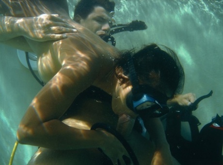 Kinky Thaise MILF duiker Priva pijpt en berijdt een harde lul onder water