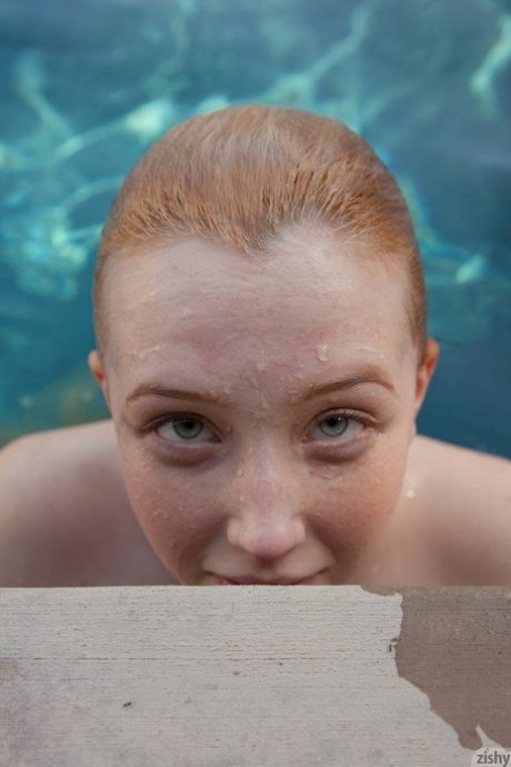 Halvnøgen babe Samantha Rone strækker sig og viser sine bryster i poolen