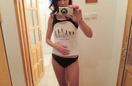 Petite tsjekkisk MILF Rebecca Red tar en selfie mens hun onanerer i stolen