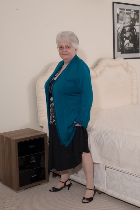Извращенная бабушка Каролина V ласкает свою большую грудь и игрушечную толстую киску на кровати