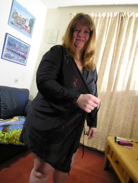 Moden BBW amatør Janny flaunts hennes store rumpe, suger kuk og leker seg selv