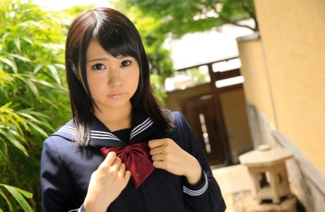 Невинный японский подросток Nozomi Momoki получает ее муфта игрушка и член больно