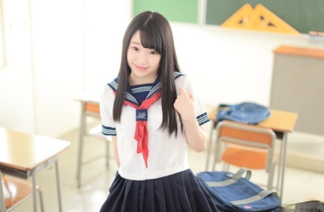 アジア系の可愛い女子校生、姫川ゆうなが学校で開脚＆チンポをくわえる。