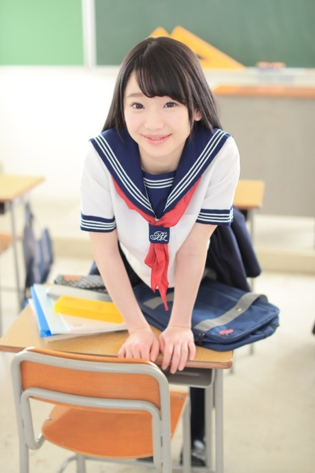Yuna Himekawa, uma estudante asiática gira, espalha as pernas e leva uma pila na escola