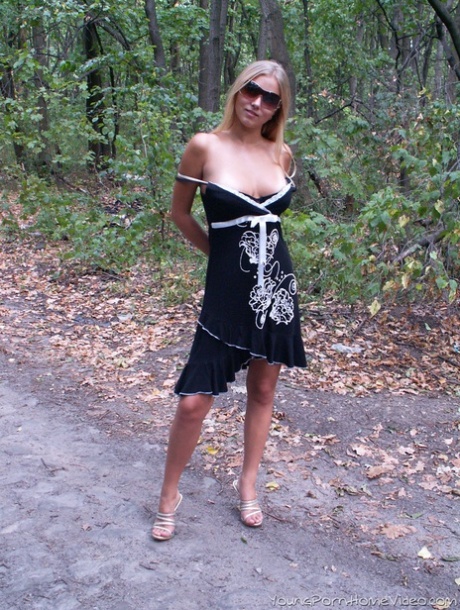 Kåt amatör med solbränna Lizie klär av sig naken och poserar i naturen