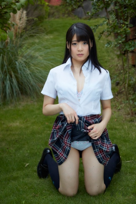 Azjatycka ślicznotka Runa Mitsuki jest palcowana, zabawiana i ruchana w buszu