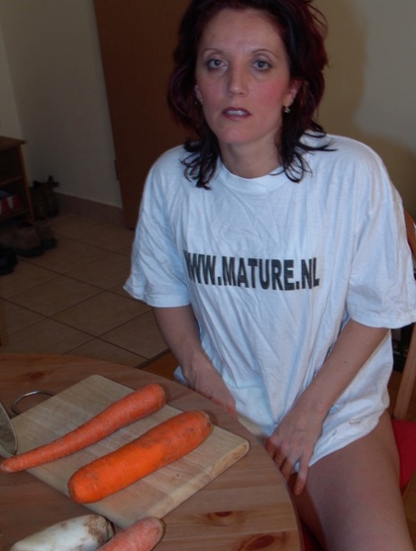 Зрелая любительница Jutka засовывает толстую морковку в свою киску перед тем, как на нее помочились