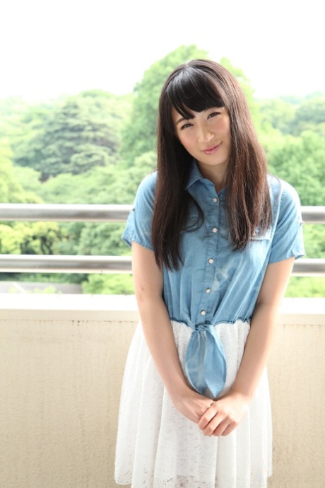 Frekk asiatisk jente Hikaru Tsukimura viser en hårete fitte creampie etter het sex