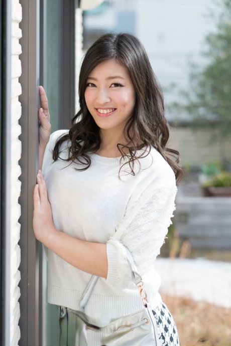 亚洲女孩 Chiaki Hidaka 被小型振动器和粗暴的肛交对待