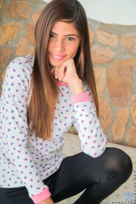 La bella teenager venezuelana Mily Mendoza si fa un ditalino sulla figa rasata mentre si allarga