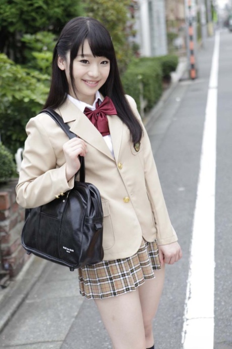 Den søte asiatiske skolejenta Yuna Himekawa får den hårete fitta si lekt og knullet
