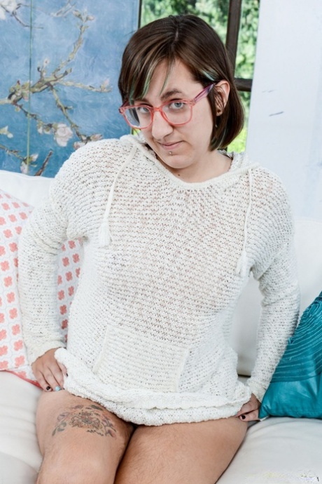 Brünettes Mädchen mit Brille Anika Darling zeigt ihren haarigen Muff und ihr Arschloch
