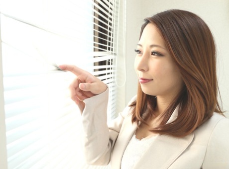 A empresária japonesa peituda Mikan Kururugi seduz e come o seu empregado