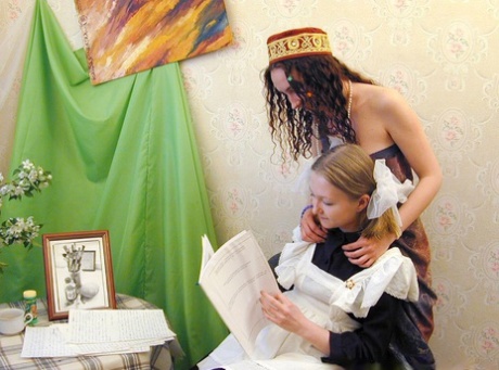 Amatorskie lesbijki Gala i Vika jedzące i bawiące się cipkami na krześle