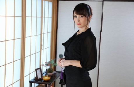 Asiatisk fru med fina bröst Saori Okumura rider kuk med sin trimmade vagina
