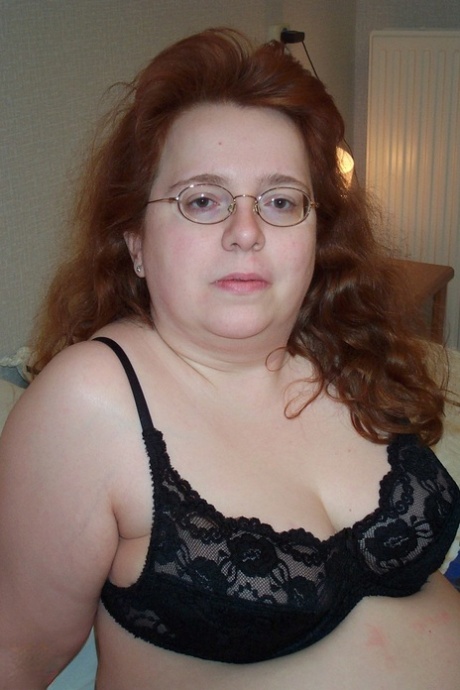Mature BBW Janet får sitt ansikte, bröst och feta fitta dicked på sängen
