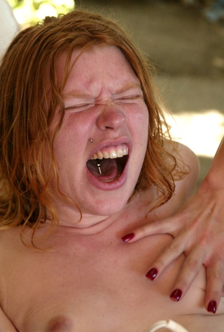 Rödhåriga Madison Young onanerar med en vibrator i en BDSM-triangel