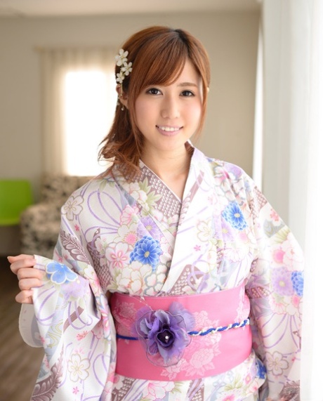 Brünette asiatische Frau Yumi Maeda zieht ihre Robe aus und wird im Badezimmer gerammt