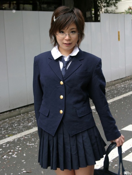 Aziatisch schoolmeisje Mayu Yamaguchi laat haar hete tieten zien en wordt geneukt