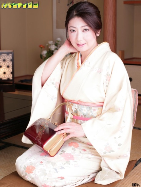 A senhora japonesa Ayano Murasaki recebe um tratamento facial enquanto posa na sua lingerie