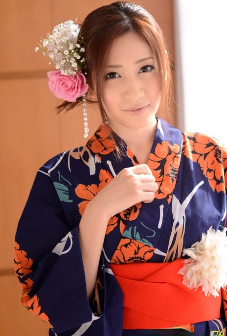 Japońska dziewica Kaori Maeda pieczona na rożnie w intensywnym trójkącie