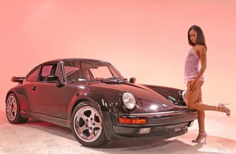La MILF di Ebano Marie Luv si spoglia della sua lingerie viola e posa nella Porsche
