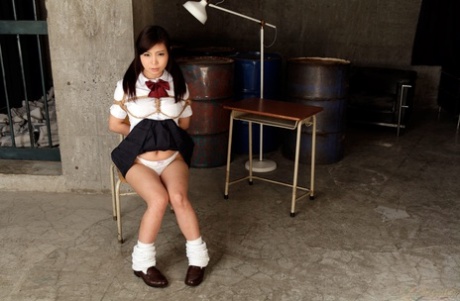 Aziatisch schoolmeisje Seri Yuki wordt vastgebonden, geramd en gevingerd door twee kerels