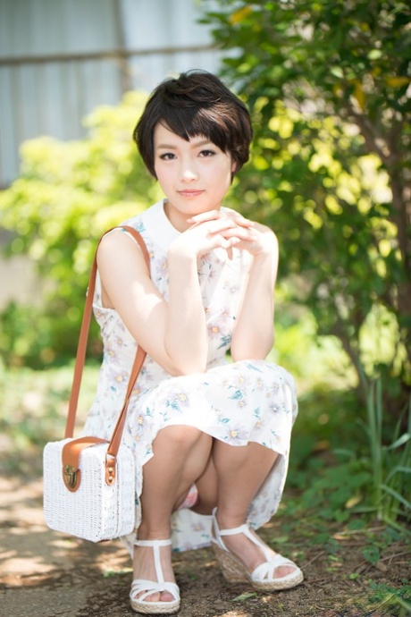 黑发日本女孩 Mari Haneda 在可爱的性交前口交