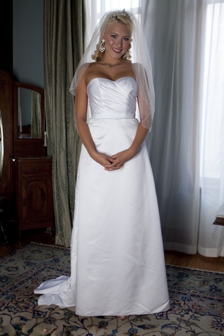 Blonde Braut Katie Summers legt ihr Hochzeitskleid ab und posiert oben ohne in Dessous