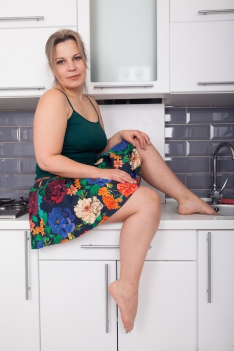 Seksowna żona Ellariya Rose pokazuje swoje przyrodzenie i krzaczastą cipkę w kuchni
