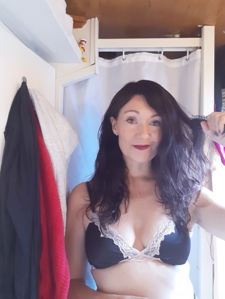 Seksowna modelka MILF Kitty Cream do nagiej sesji zdjęciowej w domu i samotnie