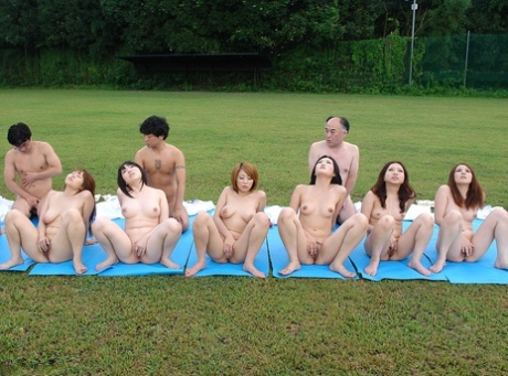 Raparigas asiáticas excêntricas gozam com os seus rabos e são enrabadas numa sessão ao ar livre