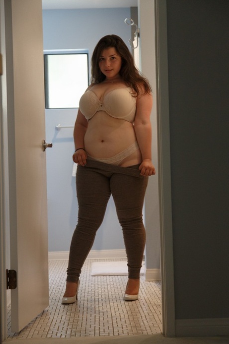 A namorada gorda Carolina Munoz tira a lingerie transparente para se mostrar nua em tanga