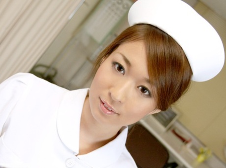 Nette japanische Krankenschwester Risa Misaki masturbiert bei der Arbeit, bevor sie gefickt wird