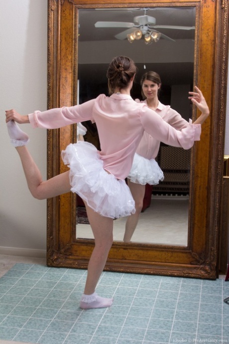 Счастливая балерина Кьёко демонстрирует юбку с трусиками и поглаживает свою волосатую киску