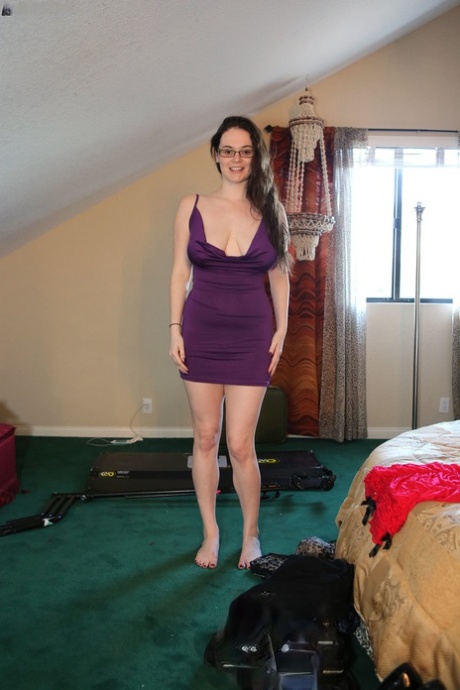 Кривоногая красотка Тесса Лэйн демонстрирует свое горячее тело порнозвезды и большие натуральные сиськи
