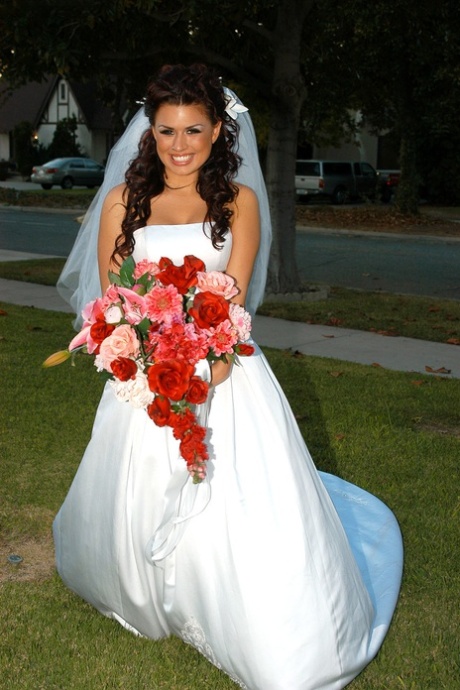 Nieuwe vrouw Eva Angelina laat haar trouwjurk vallen om de lul van de bruidegom te zuigen & neuken